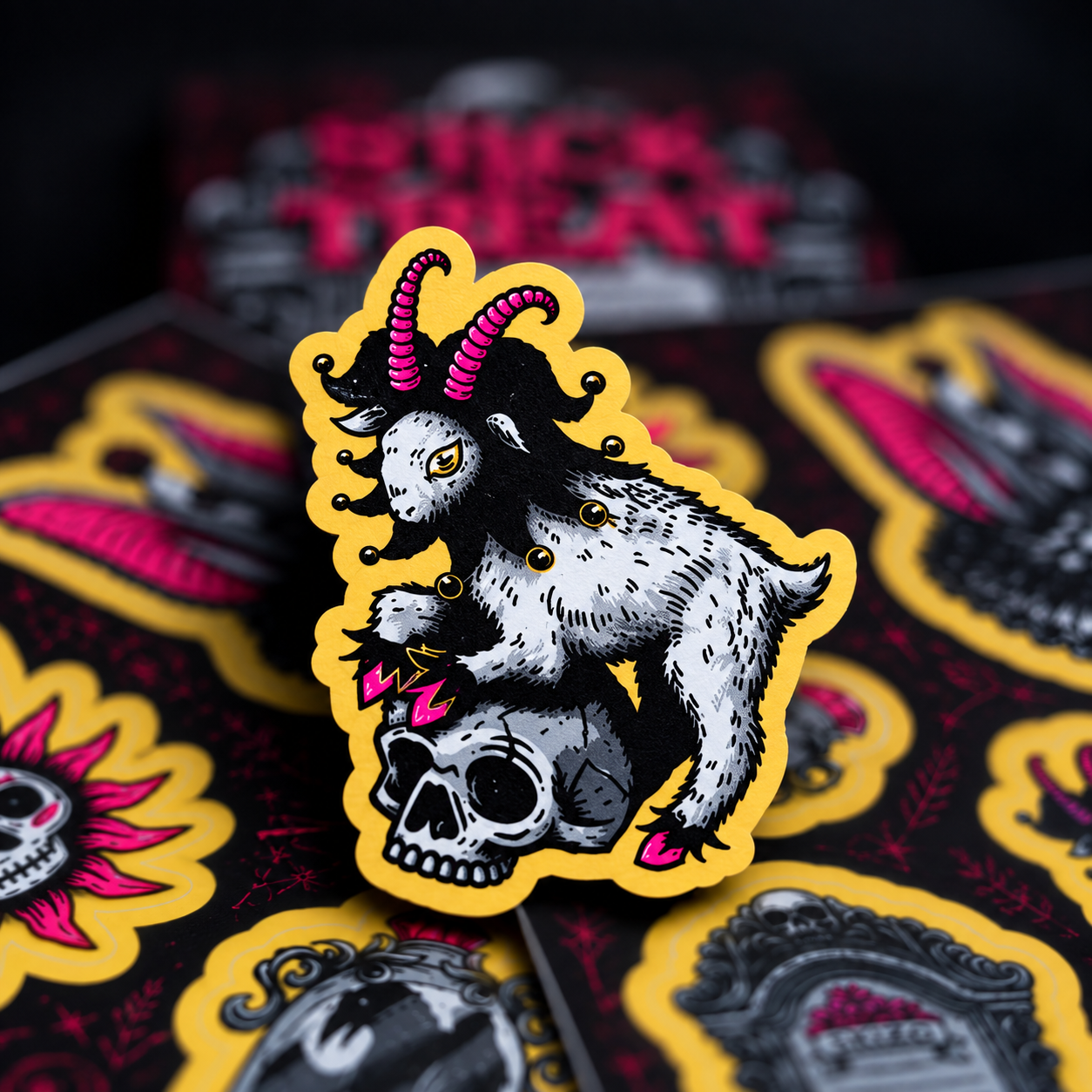 Eine Ziege mit pinkfarbener Narrenkappe steht auf einem Totenkopf, im Hintergrund Sticker