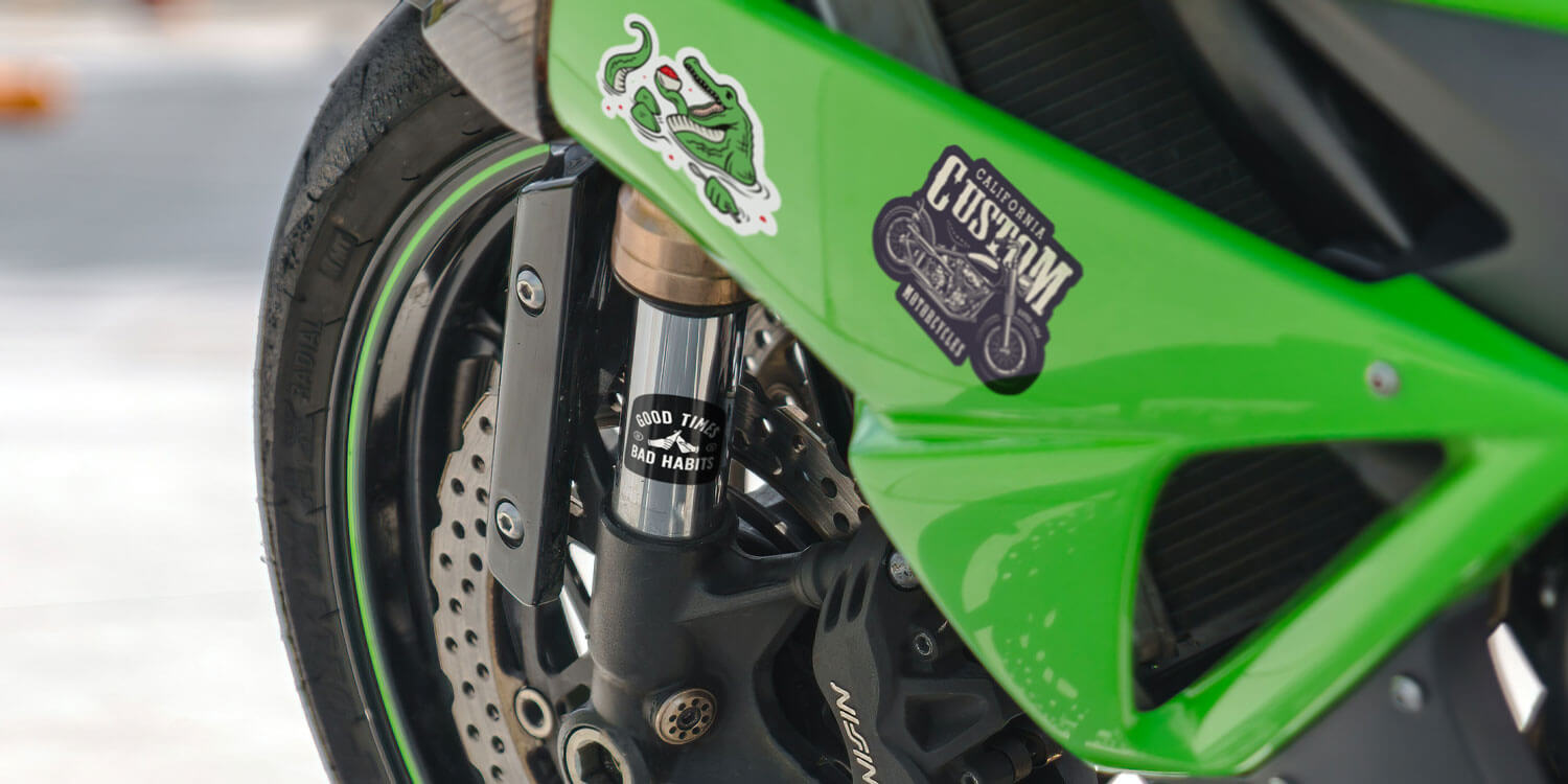 Motorrad mit Aufkleber.