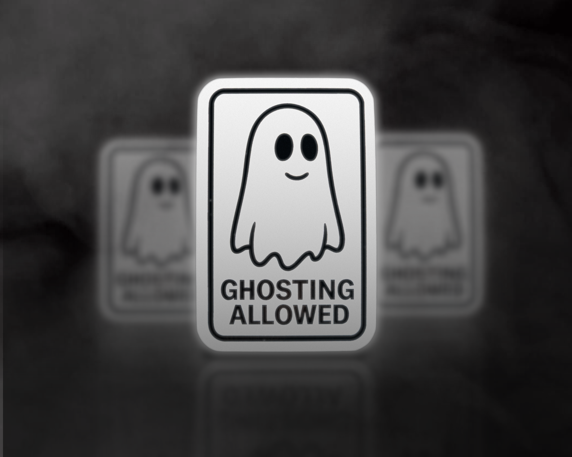 Ein Schild mit einem lächelnden Geist und der Aufschrift "Ghosting Allowed" vor einem nebligen Hintergrund.