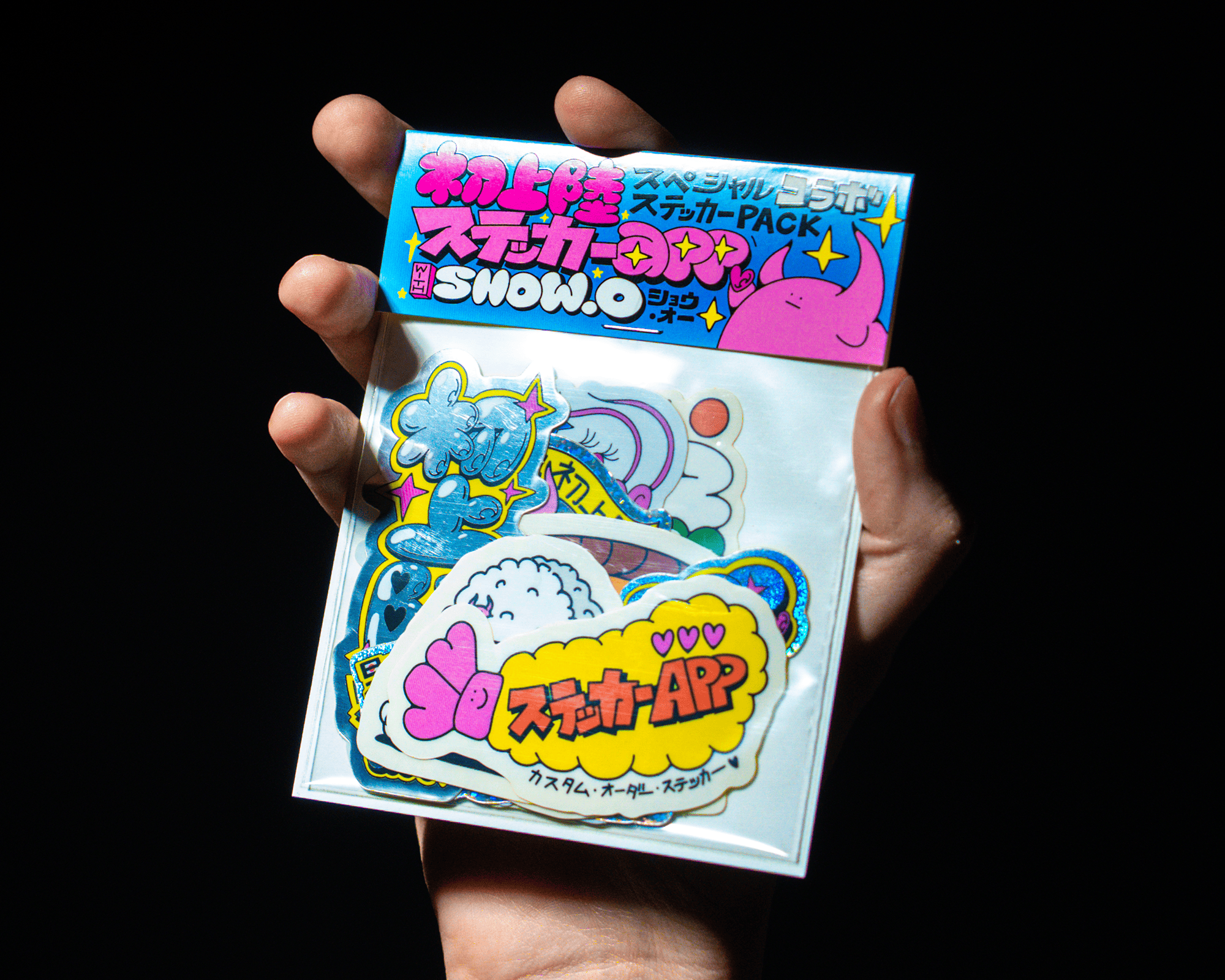 Eine Hand hält ein Sticker-Pack